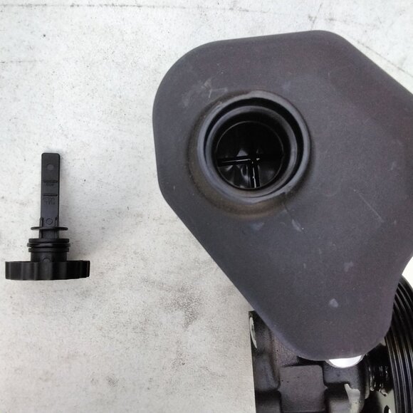 Power Steering Pump & Reservoir Assembly - Picture 7 of 10